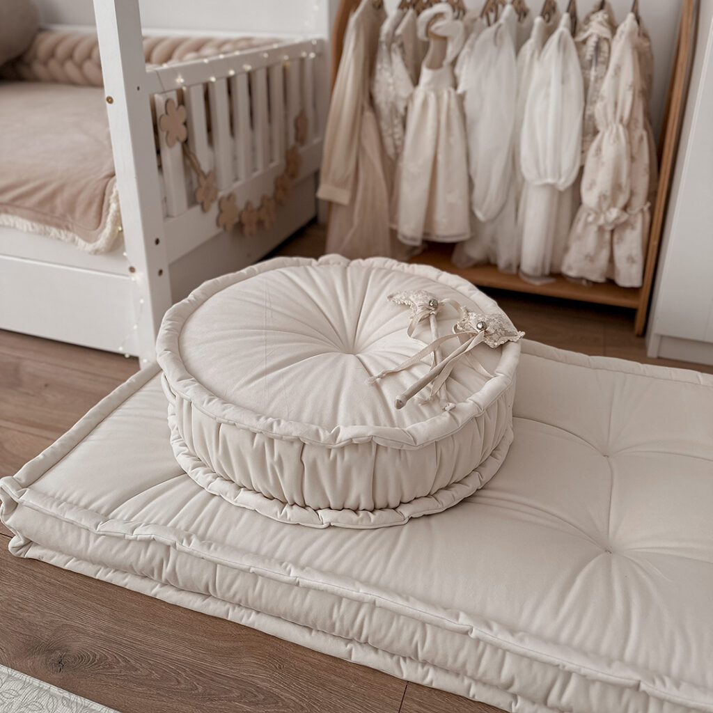 Puf francuski z kolekcji posh velvet